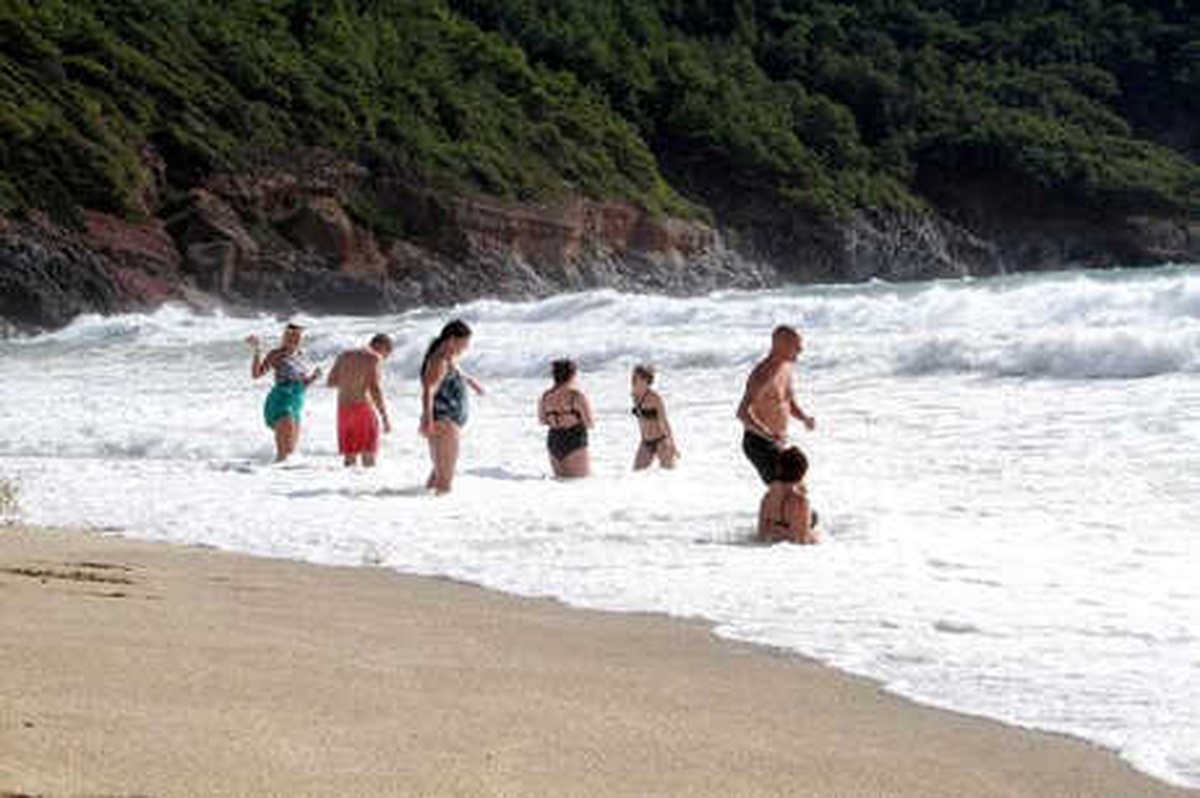 Alanya\'da Güneş Açtı, Tatilciler Plaja İndi