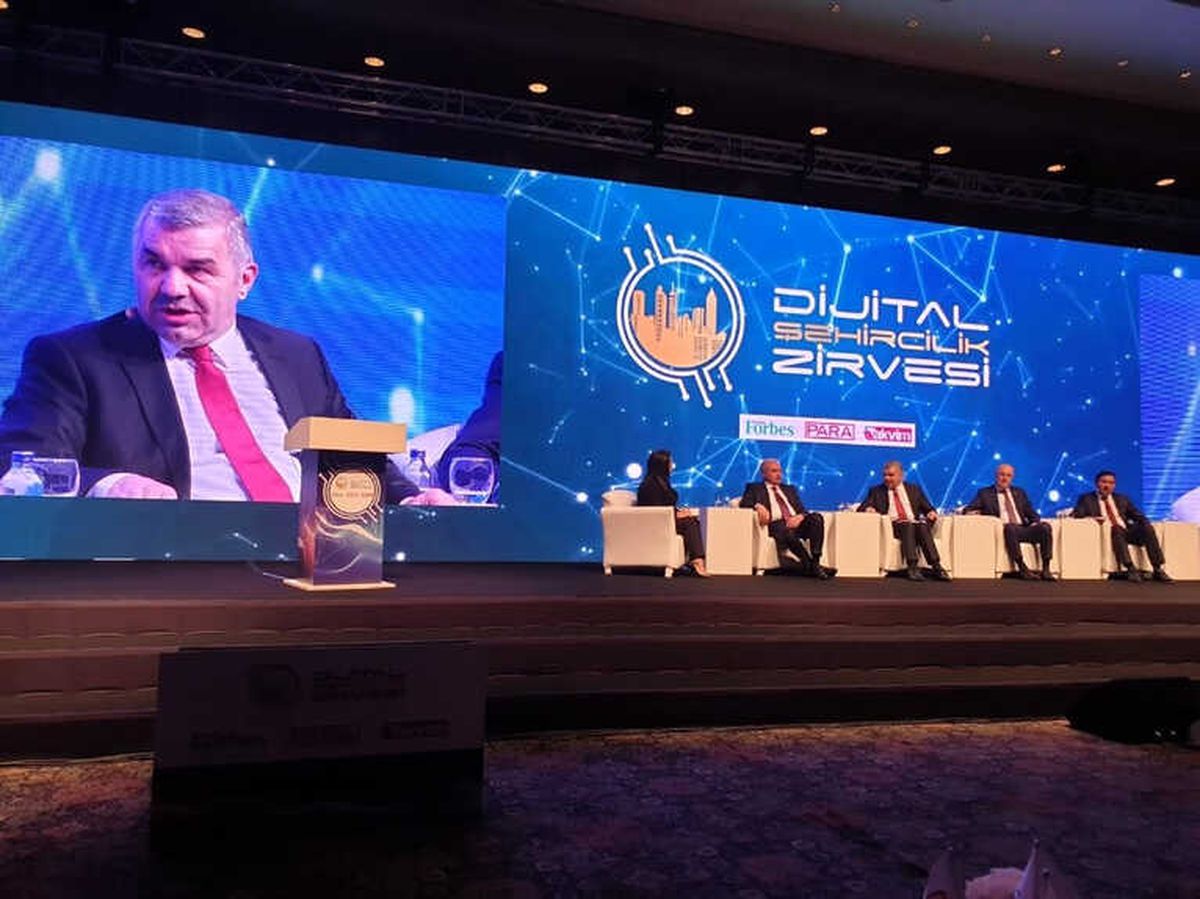 Başkan Çelik, Dijital Şehircilik Zirvesi\'ne Konuşmacı Olarak Katıldı