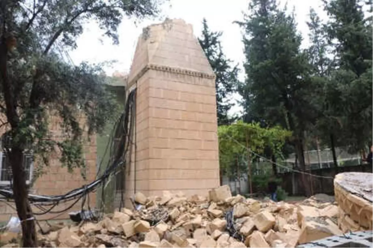 Caminin Minaresi Park Halindeki Ambulansın Üzerine Yıkıldı