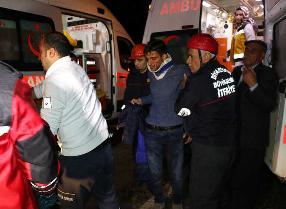 Diyarbakır\'da Yolcu Otobüsü Devrildi: 30 Yaralı