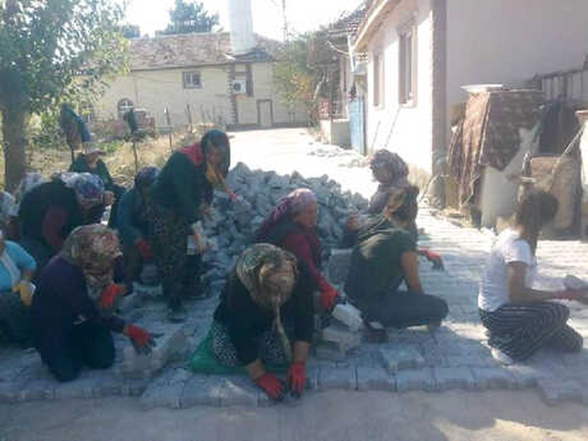 İlçedeki Yolların Taş Döşemesini Kadın İşçiler Yaptı