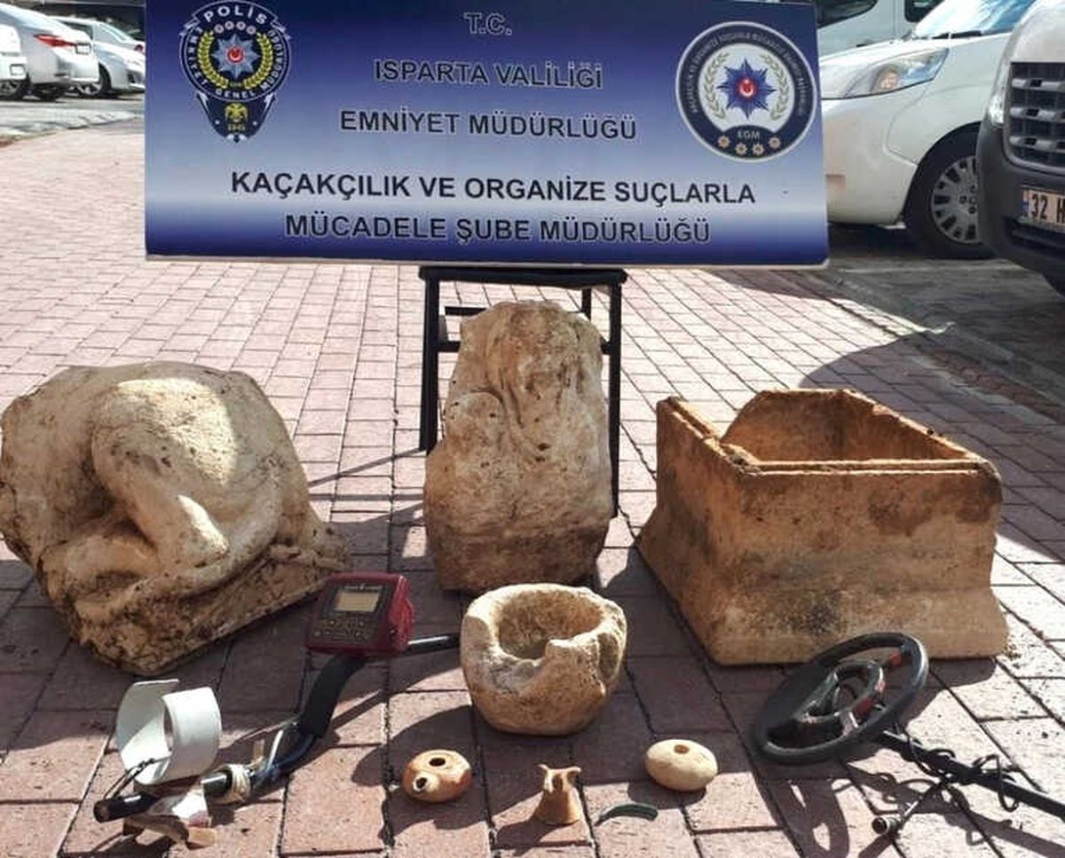 Isparta\'da Roma Dönemi\'ne Ait 8 Parça Tarihi Eser Ele Geçirildi