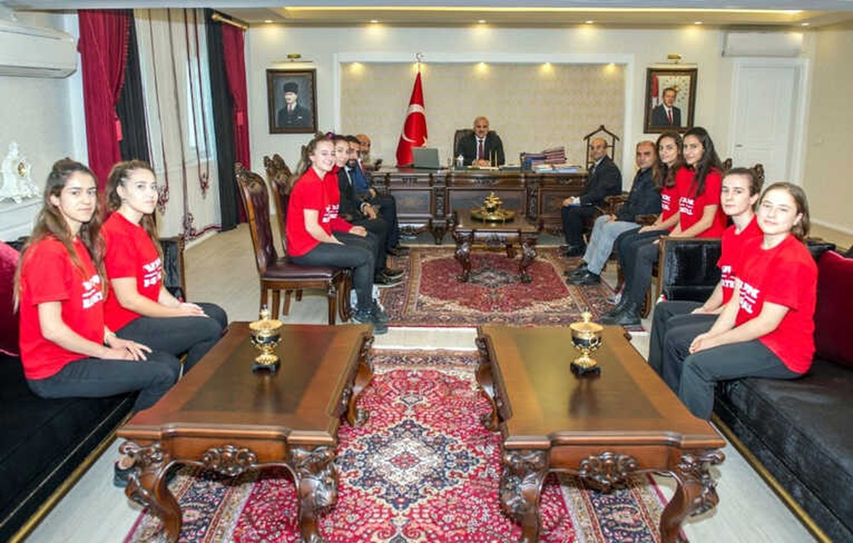 Kadın Basketbolculardan Vali Zorluoğlu\'na Ziyaret