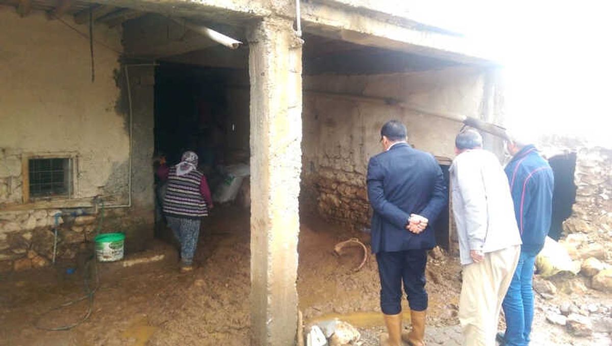 Kaymakam Kaya Sel Mağduru Köylülerle Bir Araya Geldi