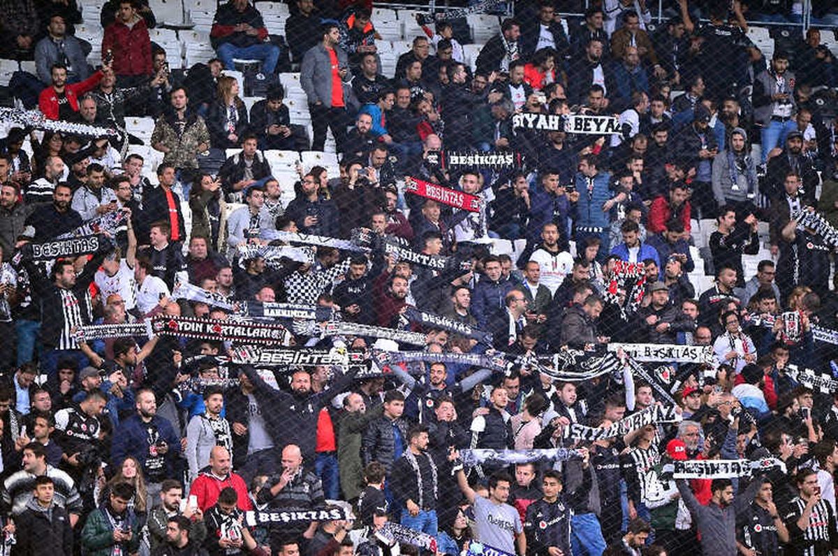 Önce Protesto Sonra Alkış