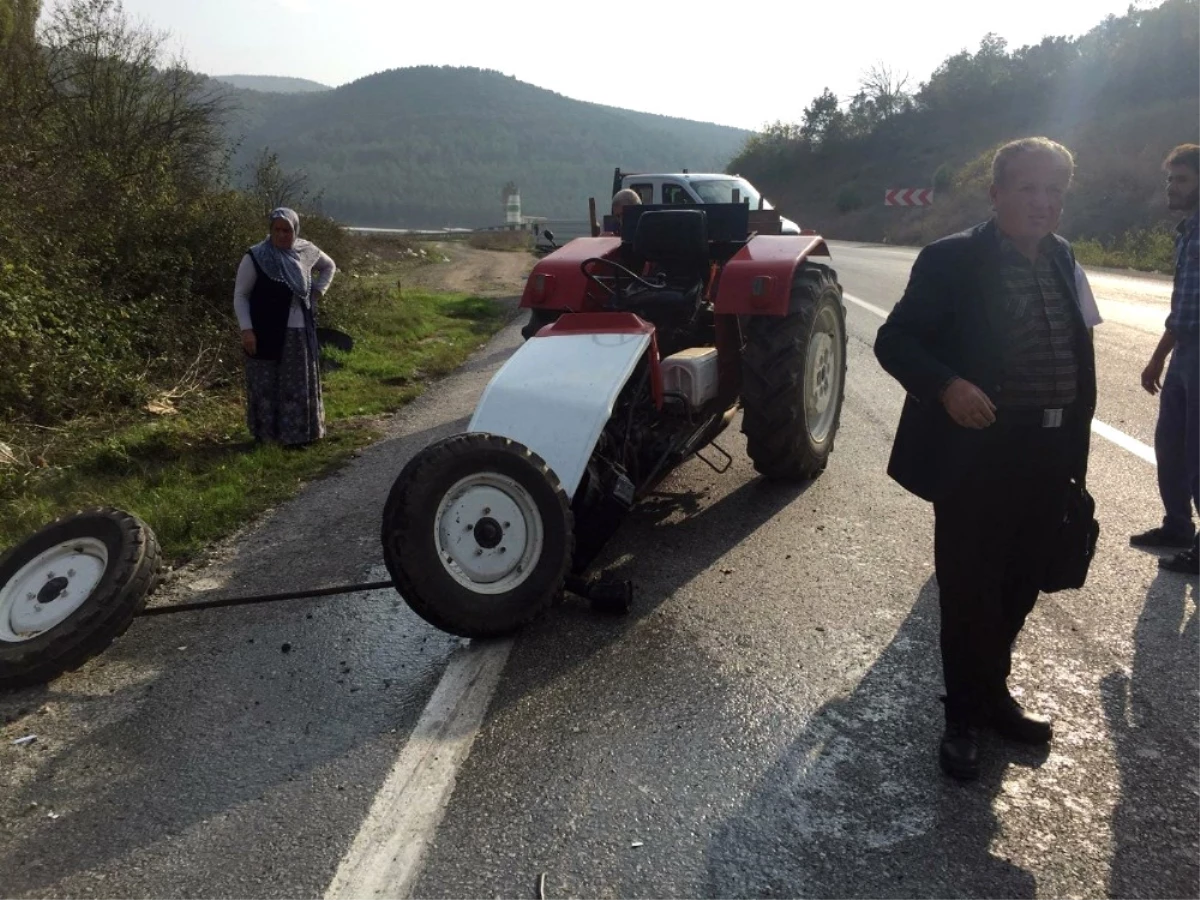 Sakarya\'da Otomobil ile Traktör Çarpıştı: 2 Yaralı