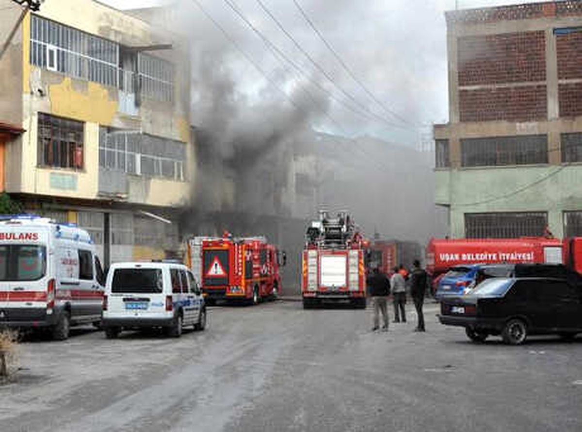 Uşak\'ta Elyaf Fabrikasında Yangın (2)