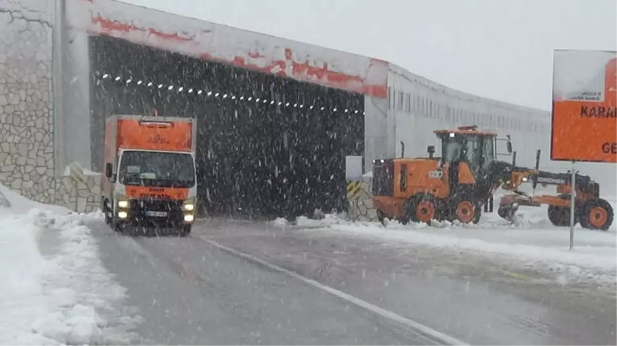 Van Karabet Geçidi\'nde Kar Etkili Oluyor