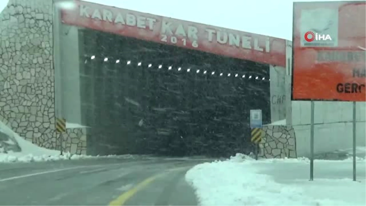 Van Karabet Geçidi\'nde Kar Yağışı Etkili Oluyor