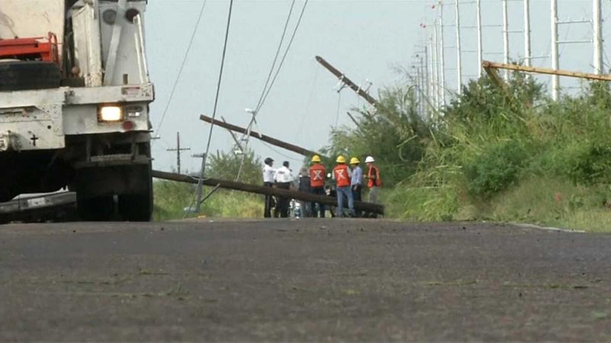Willa Kasırgası\'nın 195 Km Hızla Vurduğu Kasaba Yaralarını Sarıyor