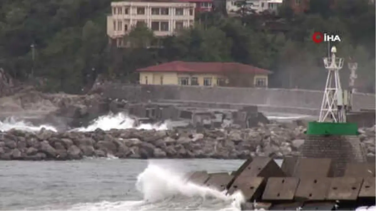 Zonguldak\'ta Dev Dalgalar 7 Metrelik Mendireği Aştı