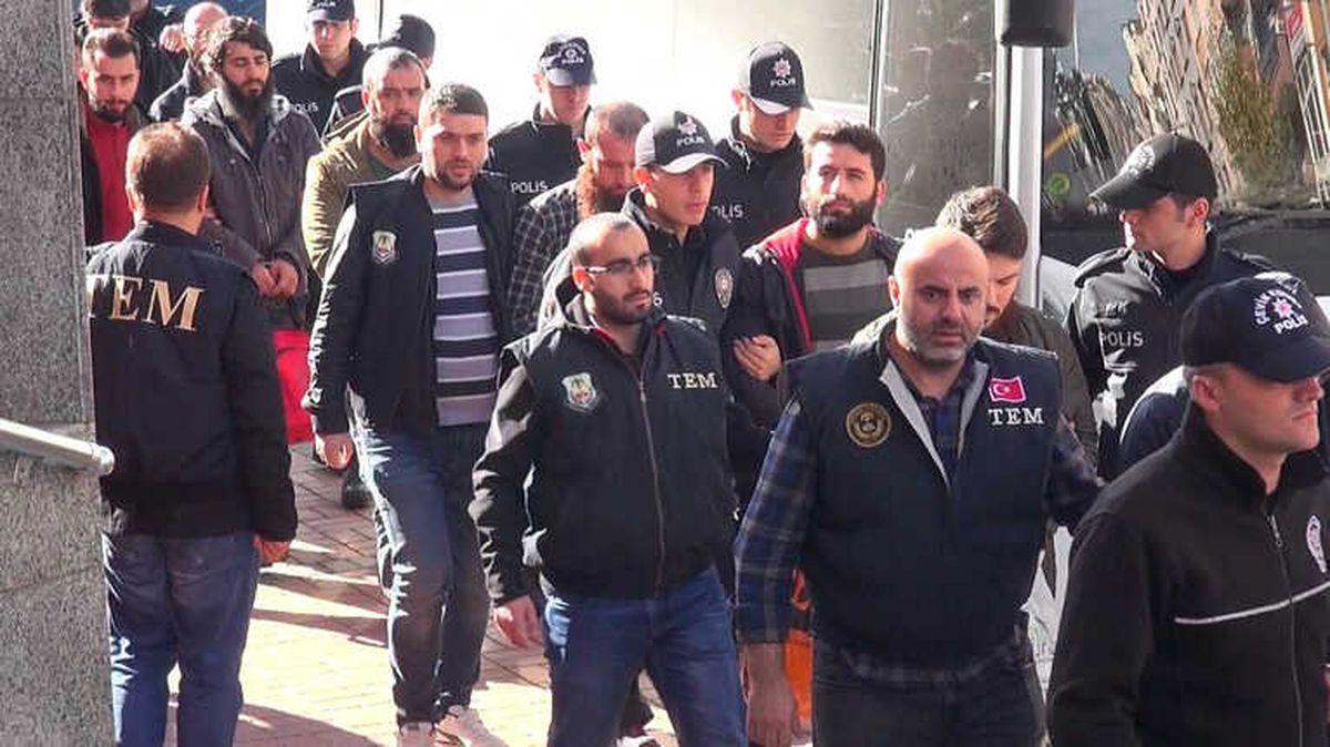 Adliyeye Sevk Edilen Deaş Şüphelileri Polis ve Basın Mensuplarına Saldırdı