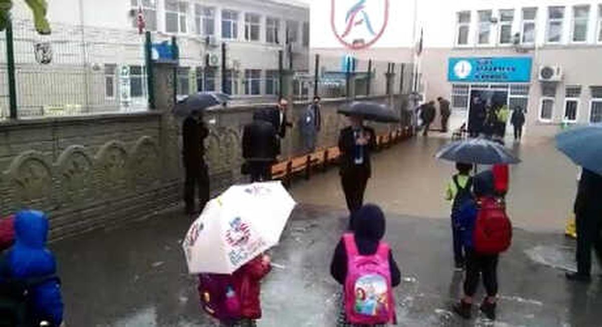 Bahçe Suyla Doldu, Okula Sıraların Üzerinden Geçerek Girdiler