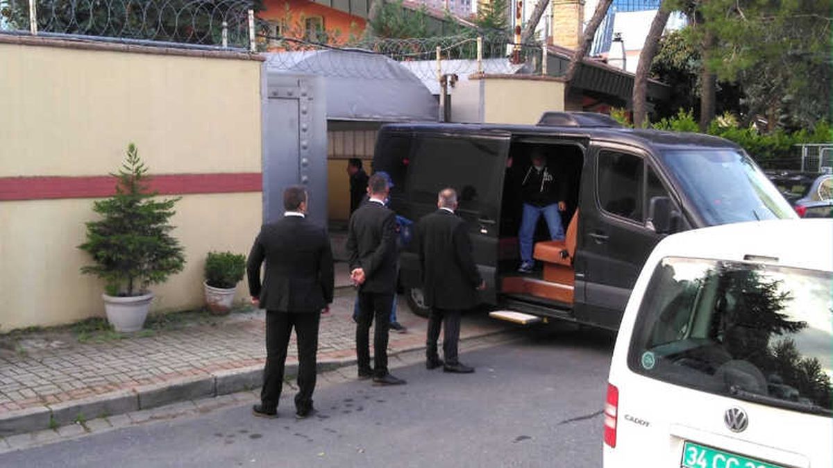 Başkonsolosluk Önünde Hareketli Anlar Yaşandı