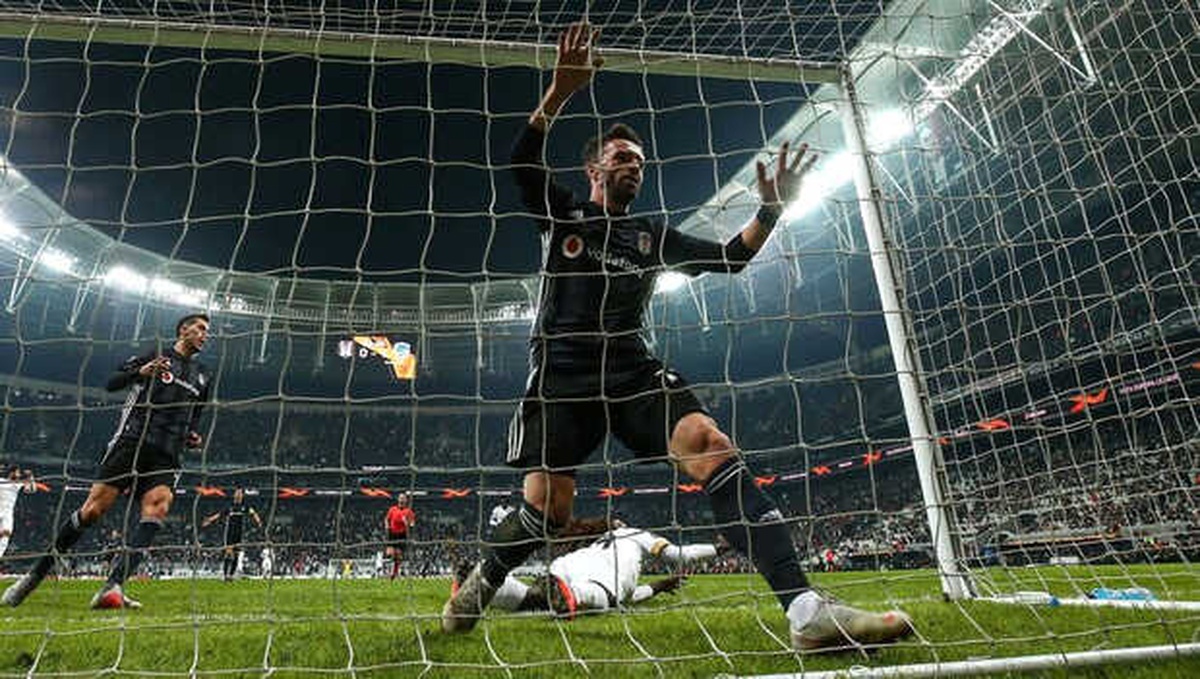 Beşiktaş Kendi Sahasında Genk\'e 4-2 Mağlup Oldu