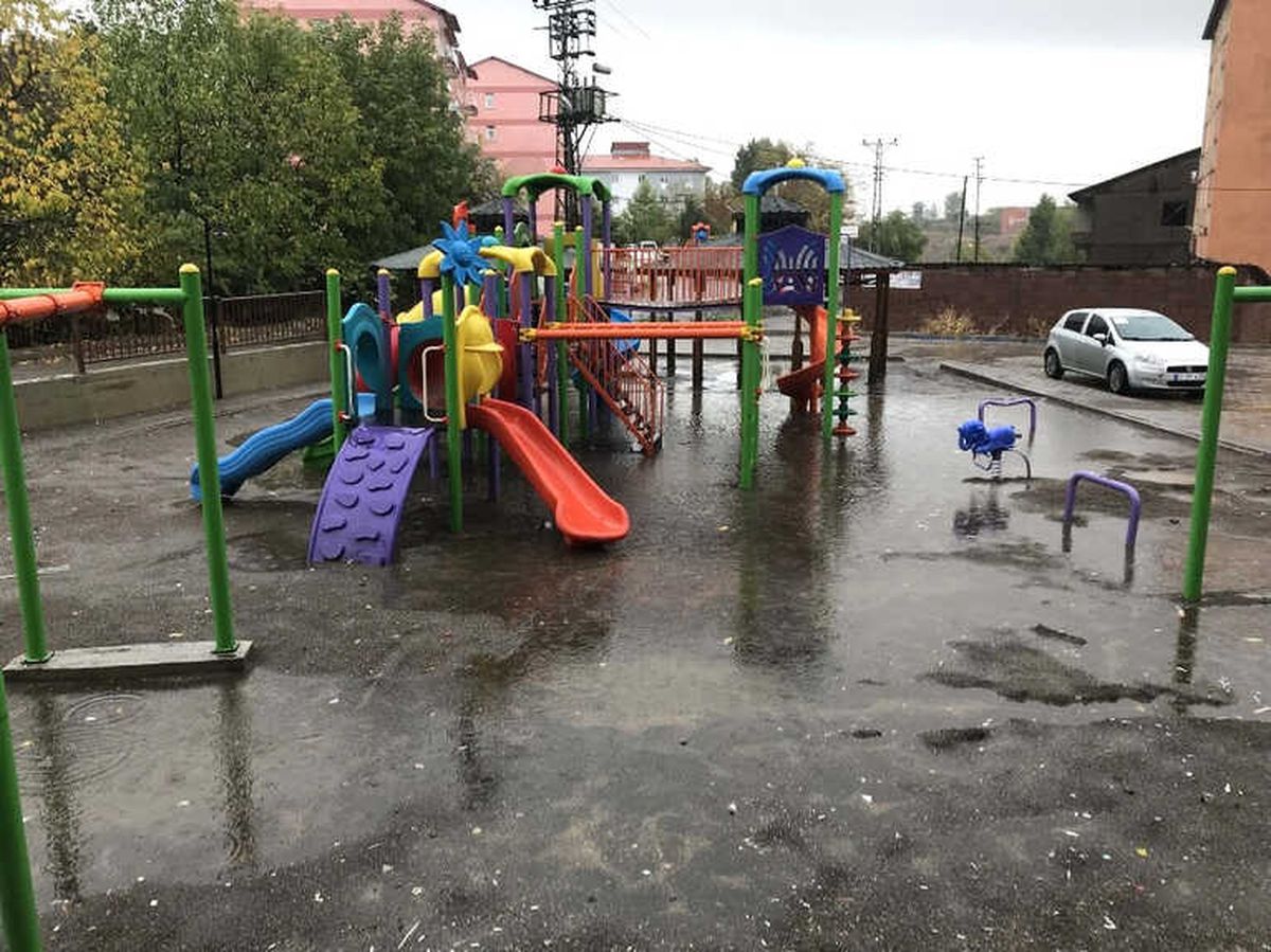 Bitlis\'te Sağanak Yağış Etkili Oldu
