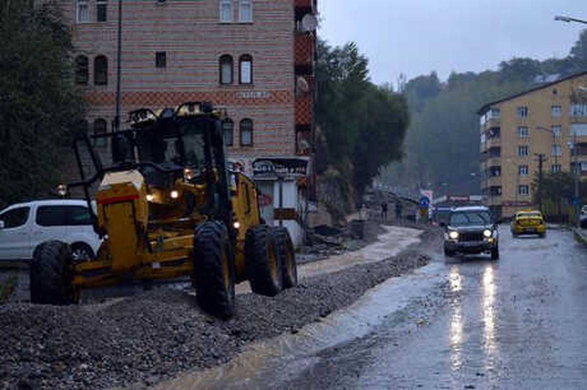 Bitlis\'te Sağanak, Yollara Zarar Verdi