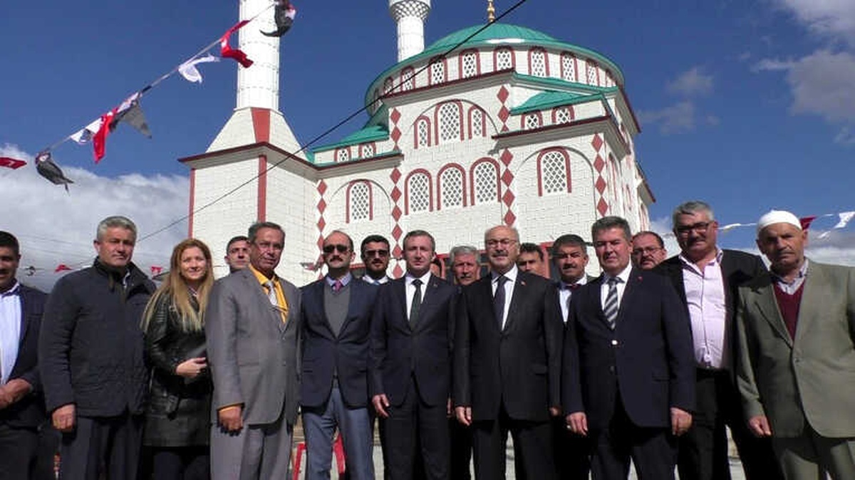 Buharkent\'te Hayırsevenlerin Yaptırdığı Cami İbadete Açıldı