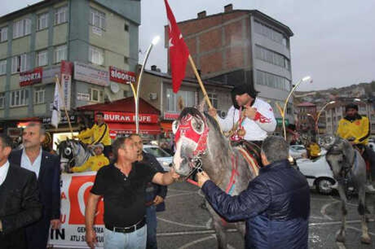 Dünya Bilek Güreşi Şampiyonu Başaran\'a Coşkulu Karşılama
