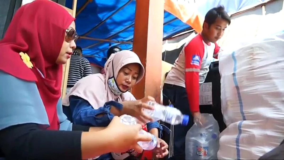 Endonezya\'da Plastik Atık Getirene Ücretsiz Otobüs Bileti