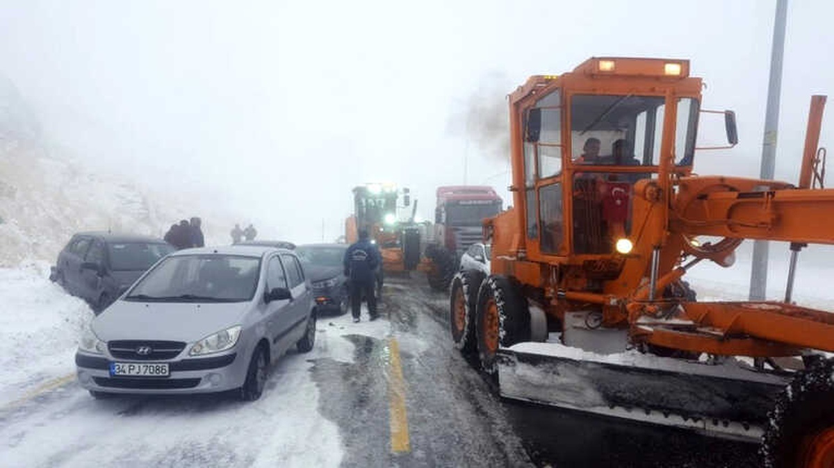Erciyes\'e Kar Yağdı, 15 Araç Zincirleme Kazaya Karıştı