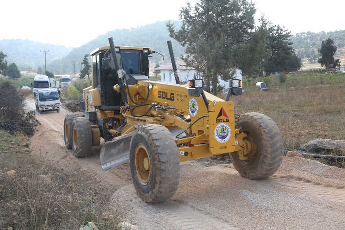Erdemli\'nin Kırsal Mahallelerinde Yol Çalışması Sürüyor