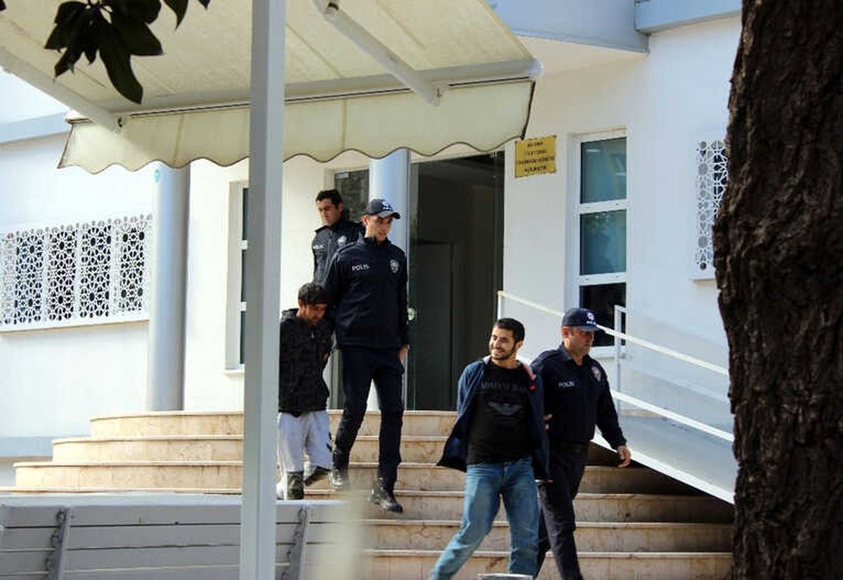 Esenyurtt\'taki Fabrika Yangının Şüphelileri Gülerek Sağlık Kontrolüne Gitti