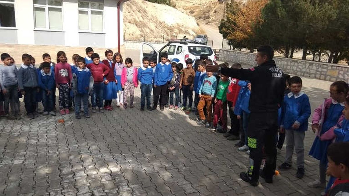 Gürün\'de Polisten Öğrencilere Trafik Eğitimi