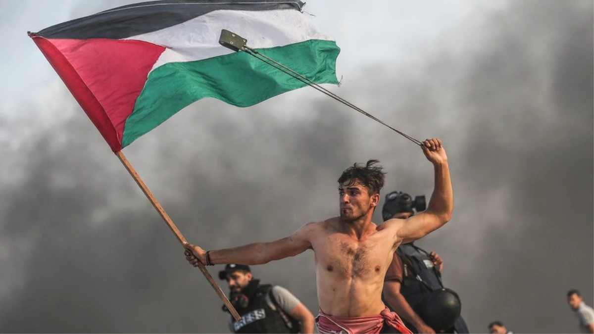 Halka Yol Gösteren Özgürlük: Gazze Protestosunda Çekilen Fotoğraf Delacroix\'nın Resmine Benzetiliyor