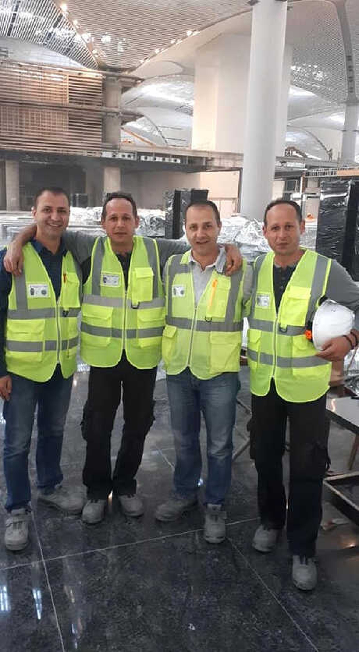 İstanbul Yeni Havalimanı\'nda İki İkiz Kardeşi Görenler Şaşkın
