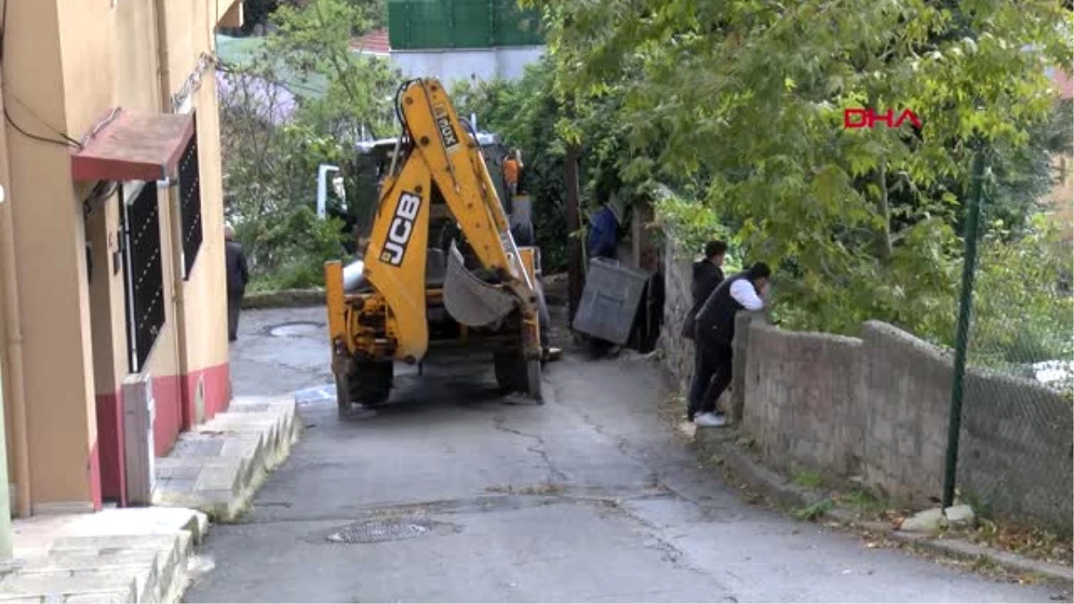 İstanbul- Yol Kenarında Asılı Kalan Vidanjörün Düşmesini Kepçe ile Önlediler