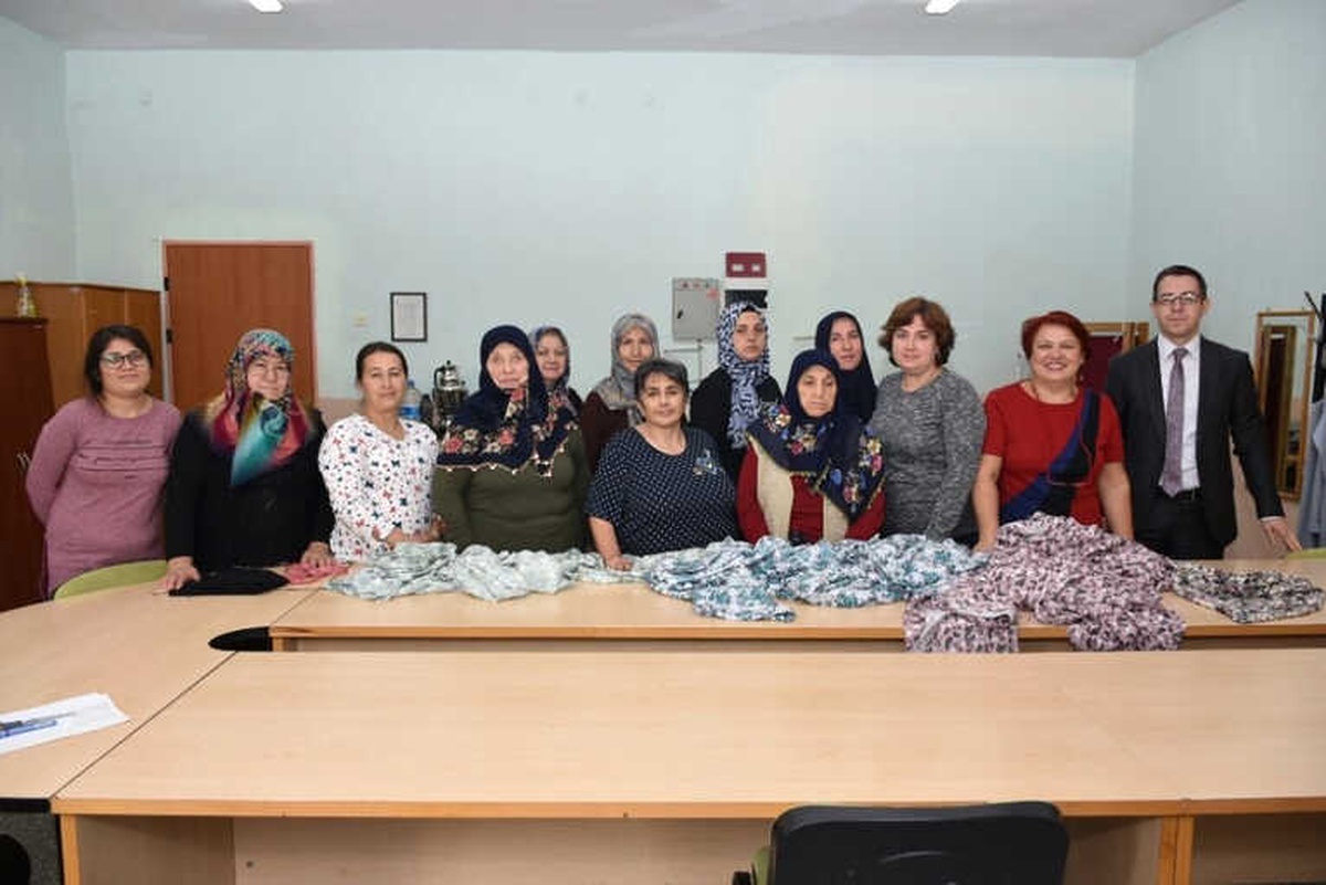 Kadınlar Kendi Şalvarlarını Kendileri Dikiyor