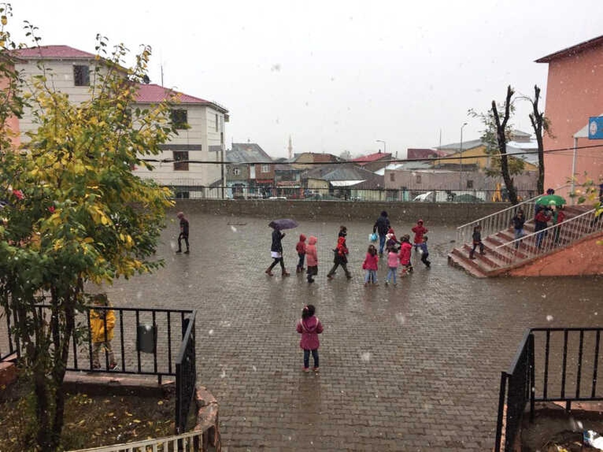 Karlıova\'da Kısa Süreli Kar Yağdı, Kaza Meydana Geldi