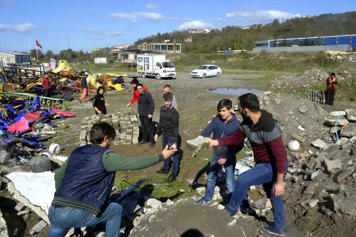 Okul Bahçesi İçin Parke Taşı Topluyorlar