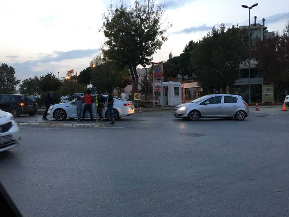 Çocuklar Düğün Arabasından Para Almak İçin Canlarını Hiçe Saydı