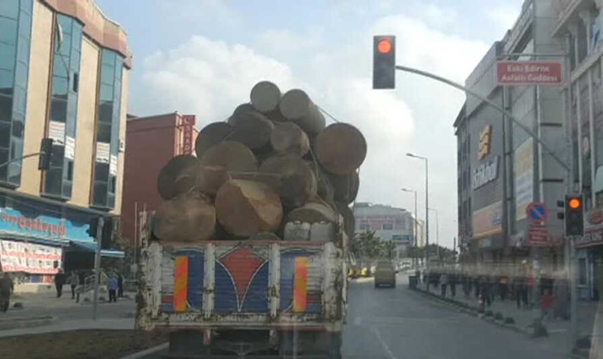 İstanbul\'da Aşırı Yüklü Kamyonlar Trafikte Tehlike Saçtı