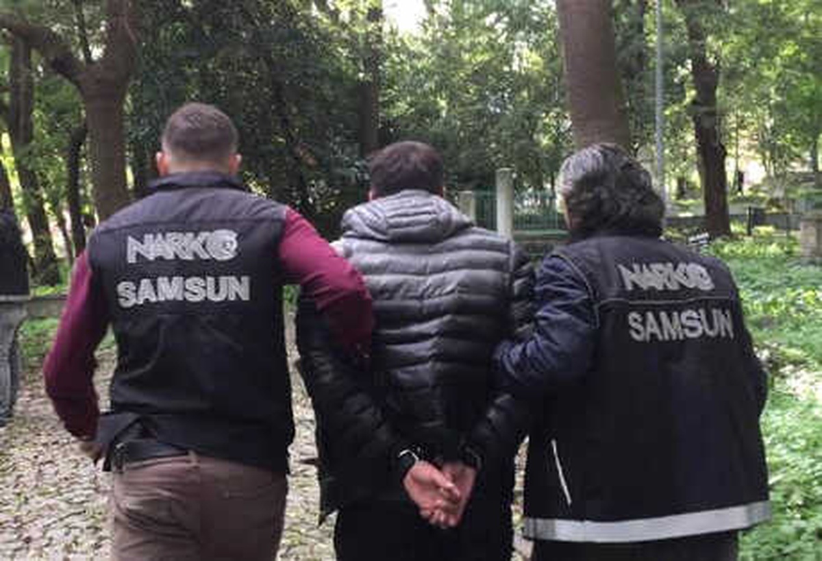 Samsun\'da Mezarlıkta ve Çevresinde Uyuşturucu Operasyonu: 4 Gözaltı