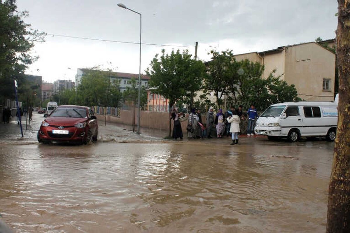Siirt\'te Sağanak Nedeniyle Ev ve İş Yerlerine Su Bastı
