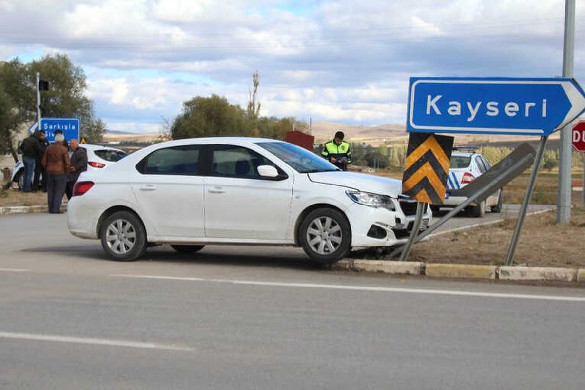 Sivas\'ta Trafik Kazası: 2 Yaralı