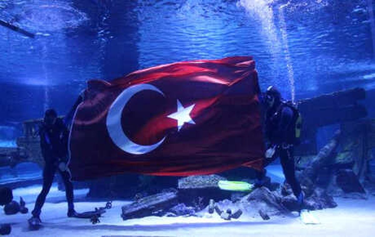 Su Altında Türk Bayrağı Açtılar