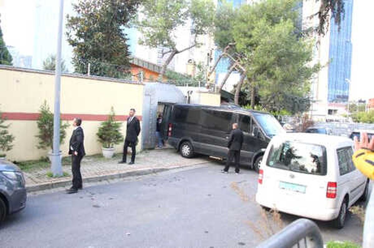 Suudi Başkonsolosluğu\'na Minibüs Yanaştı, Valizler Konuldu