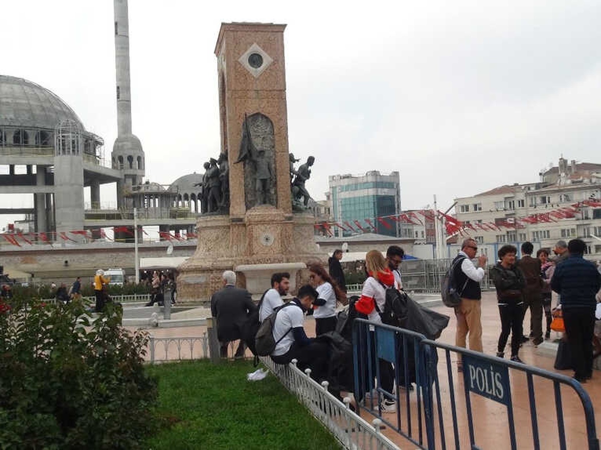 Üniversiteli Gençler Önce Kan Verdi, Ardından Çöp Topladı