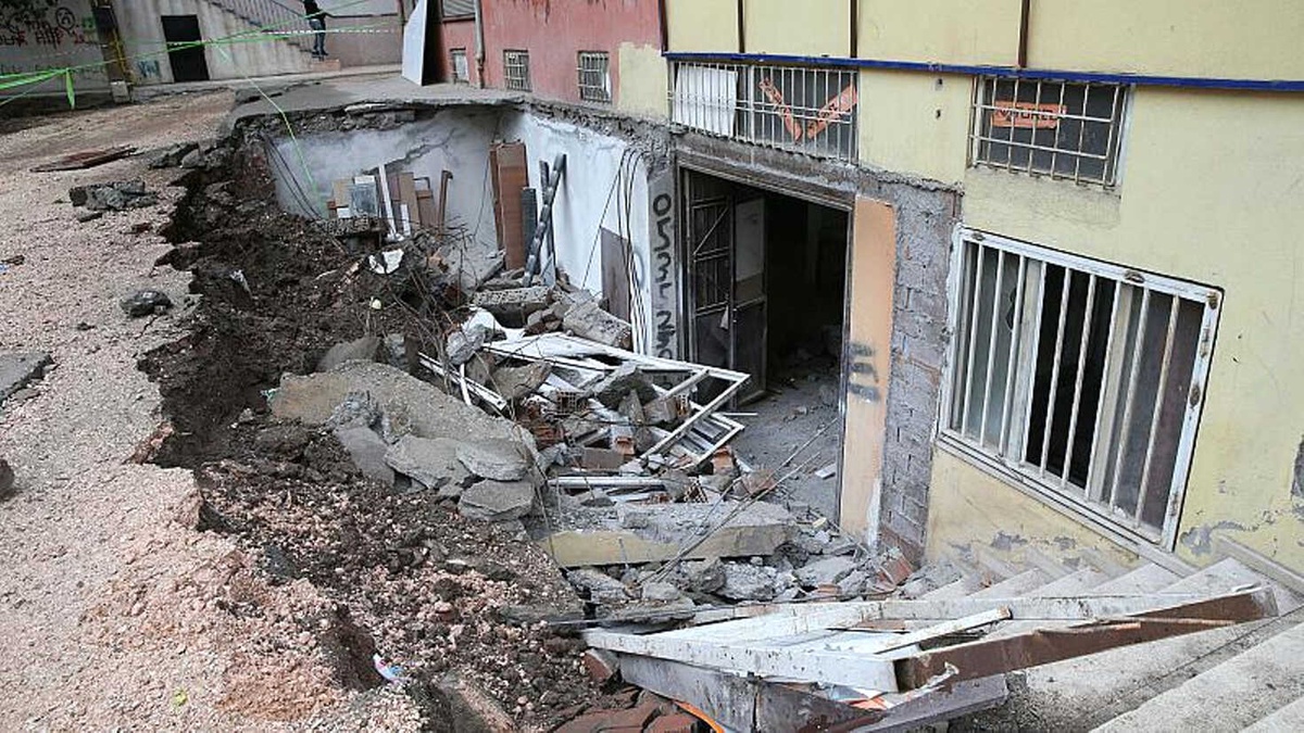 Video | Çöken Kaldırımın Altında Kalan İki Kadın Ölümden Döndü