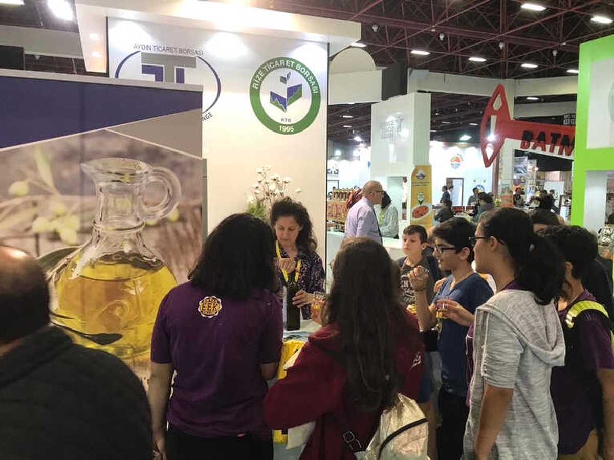 Yörex\'de Ziyaretçiler Aydın Zeytinyağını Tadıyor
