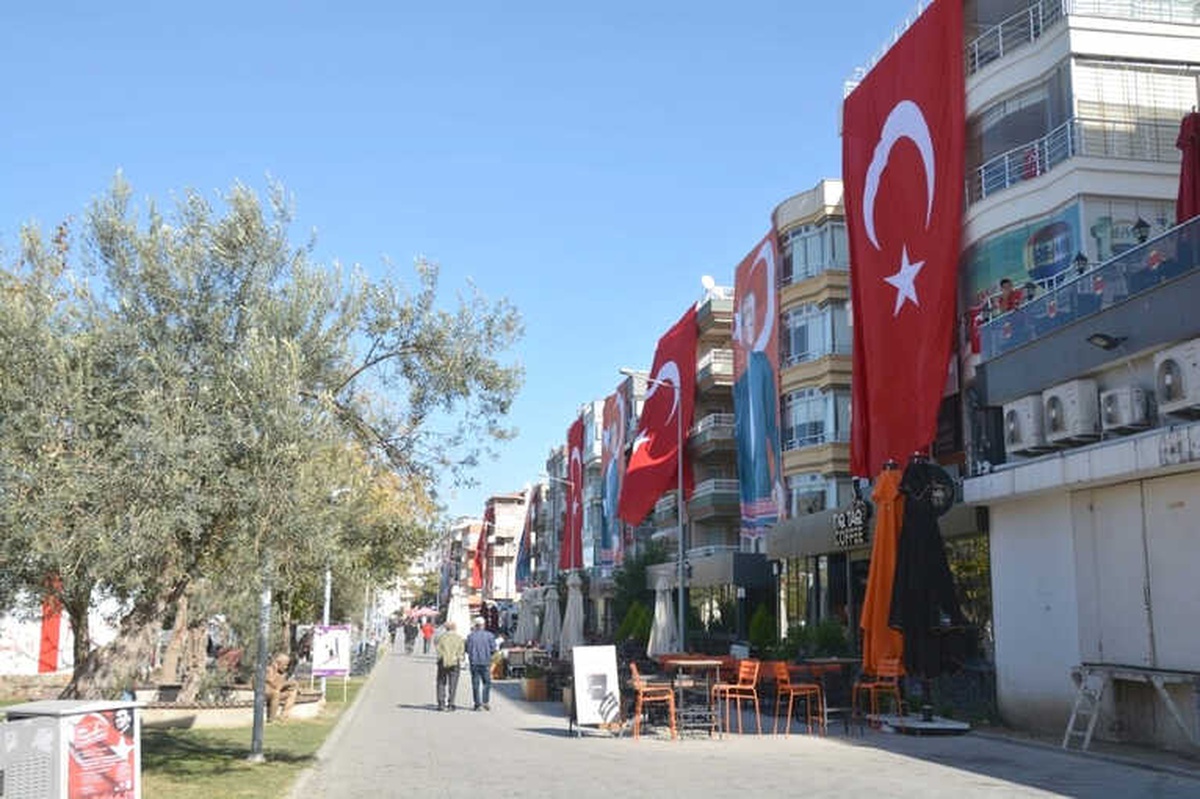 Aliağa\'da Dev Bayraklar Cumhuriyet Coşkusunu Artırdı