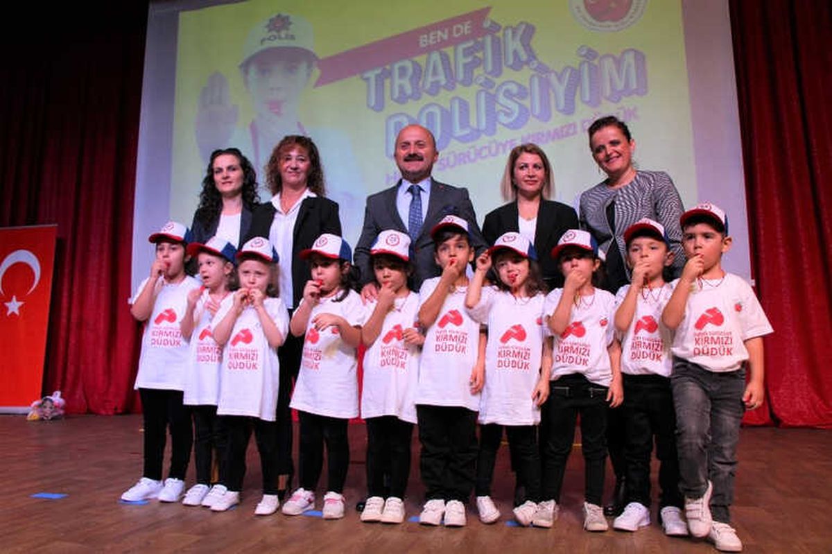 Amasyalı Çocuklar \'Kırmızı Düdük\' Çalmaya Devam Ediyor