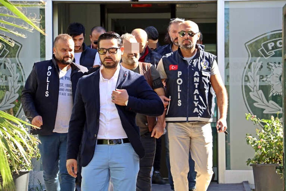 Antalya\'da Meyhane Basıp Darp Ederek Zorla Senet İmzalattırıldığı İddiası