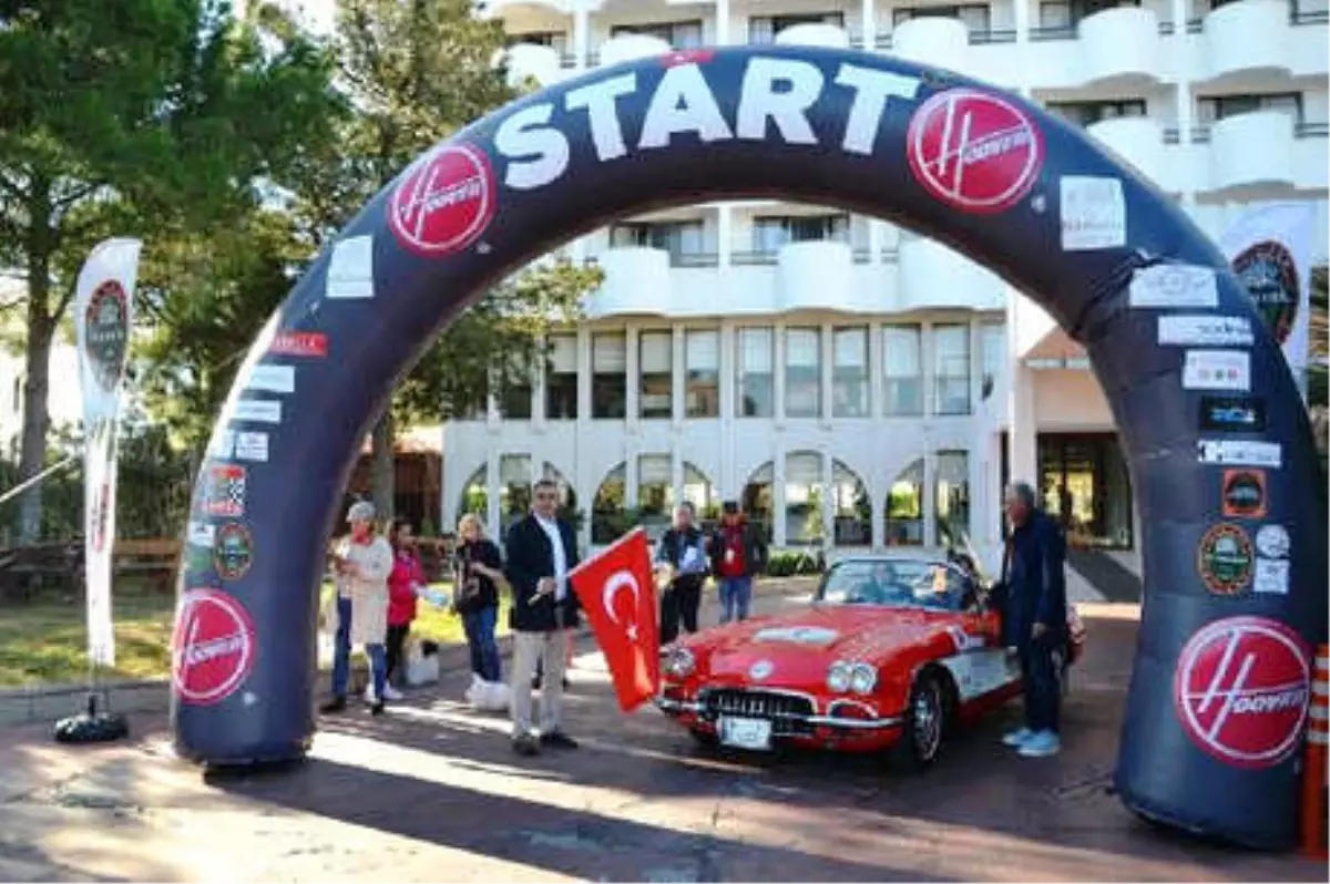 Ayvalık\'ta Klasik Otomobillerin Cumhuriyet Rallisi Başladı