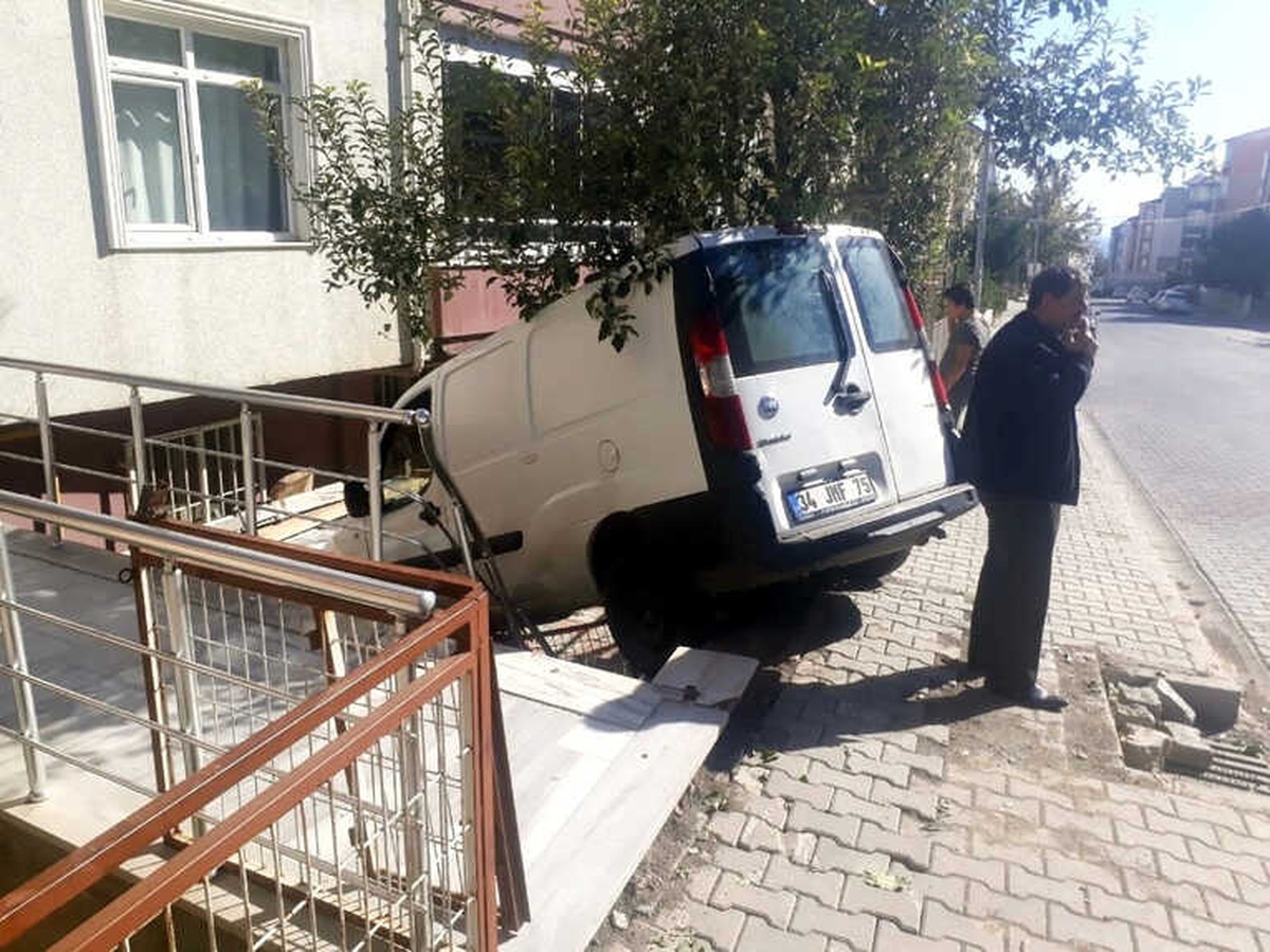 Bahçeye Giren Araç Korku Dolu Anlar Yaşattı