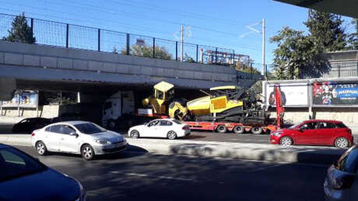 Bakırköy\'de Tır Köprü Altına Sıkıştı, Trafik Yoğunluğu Oluştu